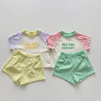 Комплект детской одежды для мальчиков и девочек в корейском стиле Летний лоскутный цветной топ с буквенным принтом, милый повседневный комплект из двух предметов для детей