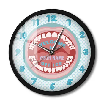 Персонализированное название компании Настенные часы в металлическом каркасе с именем стоматолога на заказ Бесшумные настенные часы для декора стоматологической клиники